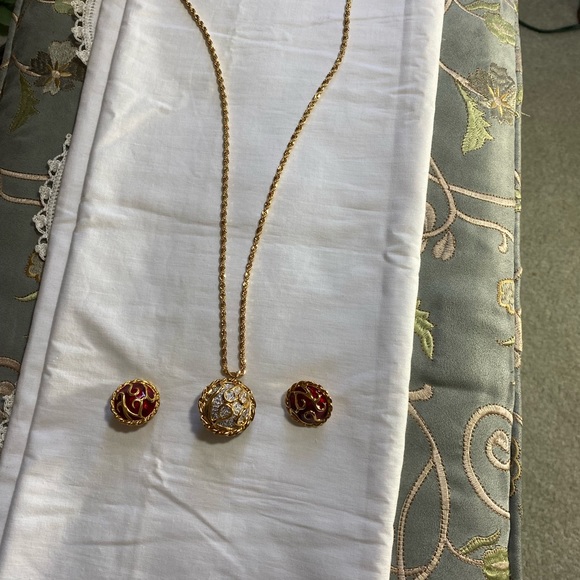 Hutton Wilkinson Jewelry Set. Necklace with matching clip on earrings NRFB - Picture 8 of 17